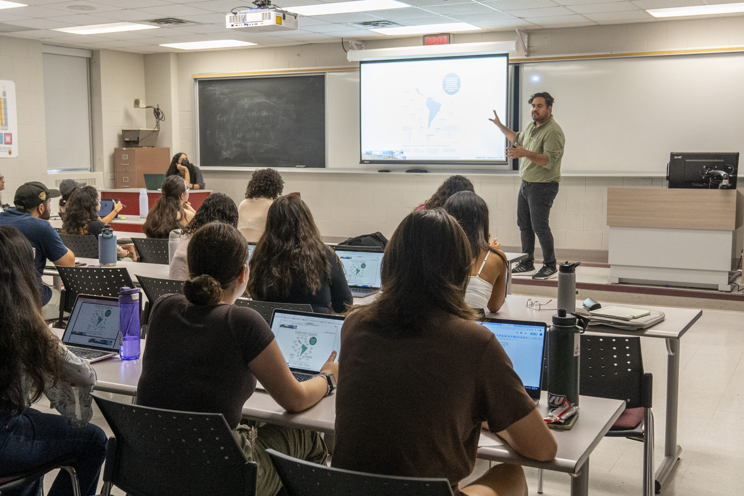 Photo of a classroom.